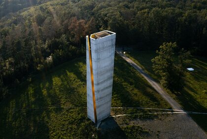 Aussichtsturm auf dem Mittelberg bei Nebra mit Blick auf die Fundstelle der Himmelsscheibe (sog. Himmelsauge)