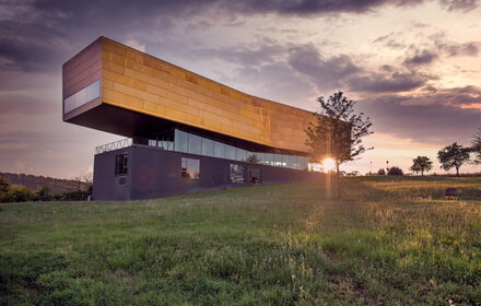 Besucherzentrum Arche Nebra im Abendlicht