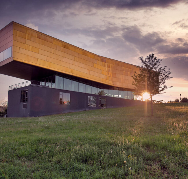 Besucherzentrum Arche Nebra im Abendlicht
