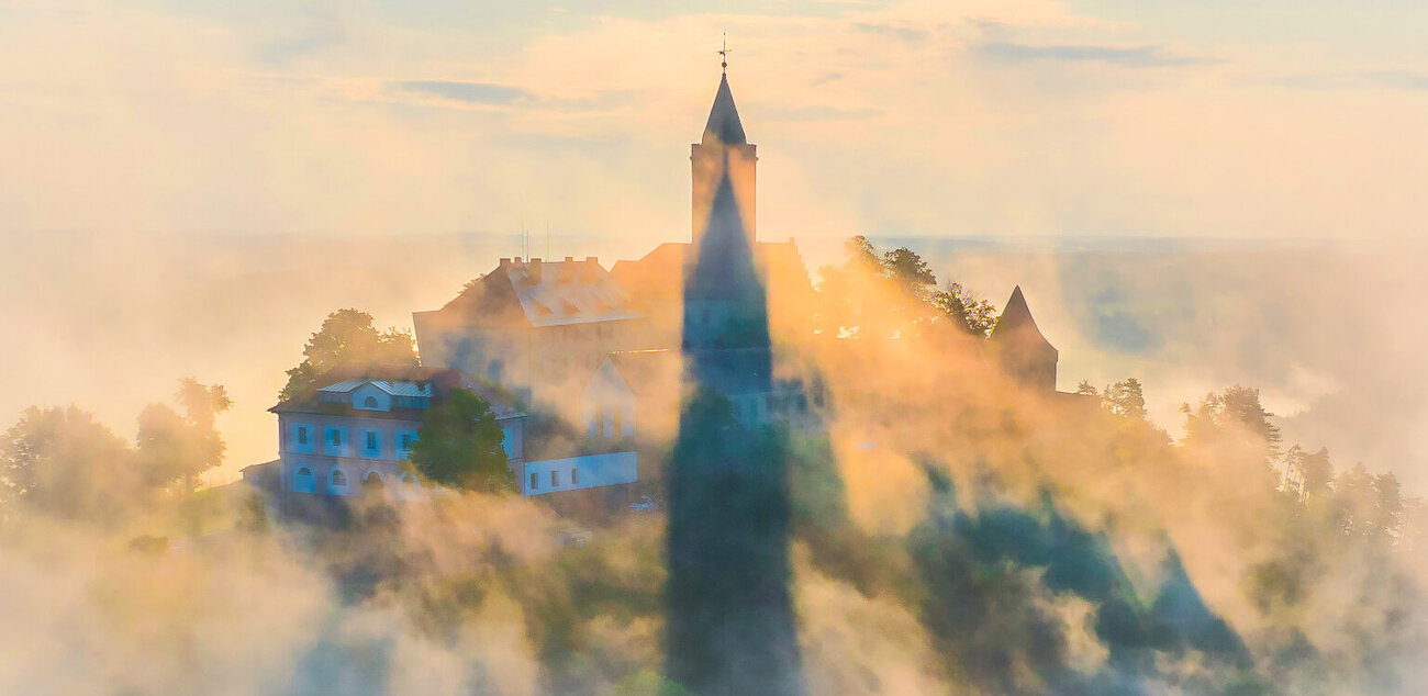 Leuchtenburg im Nebel