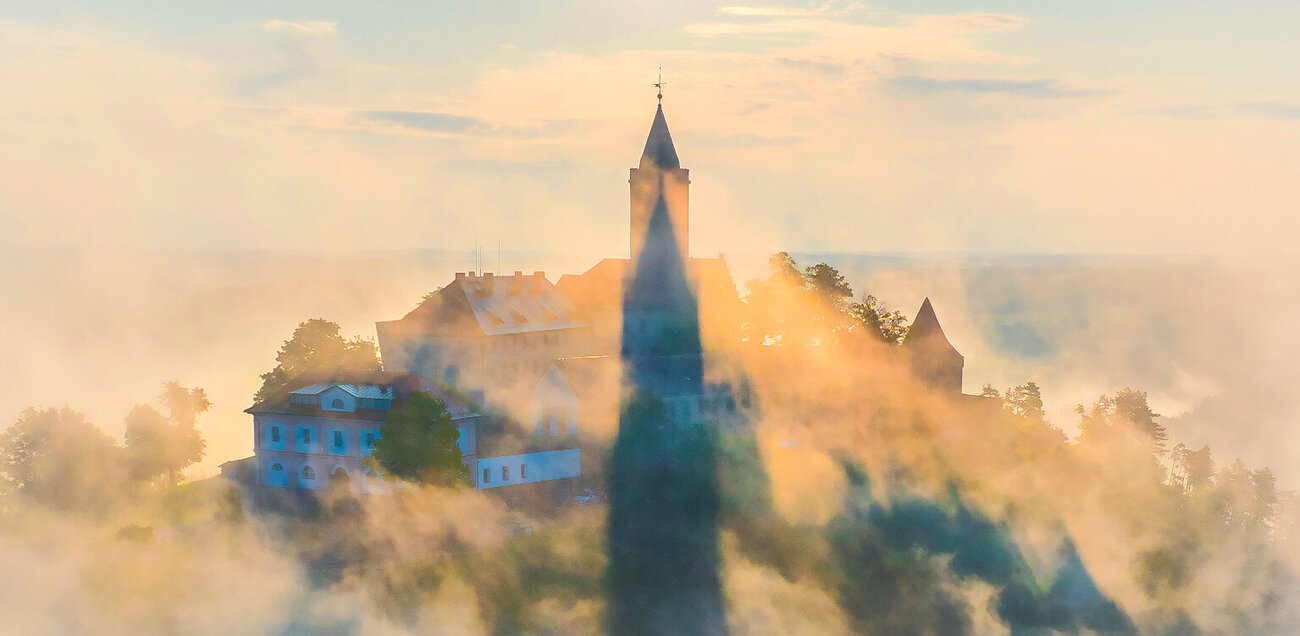 Leuchtenburg im Nebel