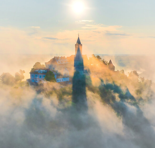 Leuchtenburg im Nebel