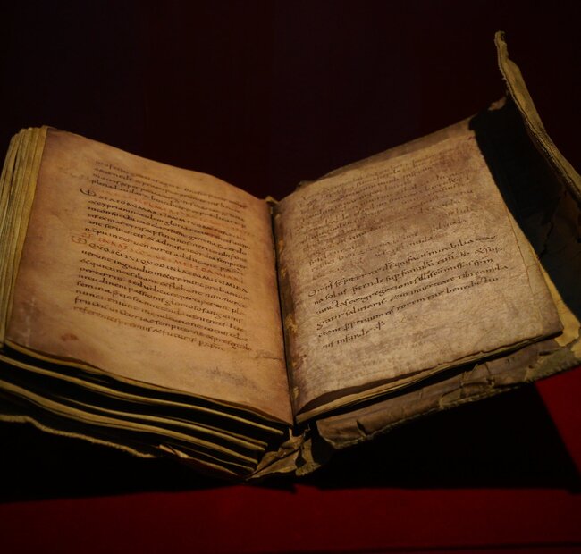 Handschrift mit den Merseburger Zaubersprüchen im Zauberspruchgewölbe des Merseburger Doms