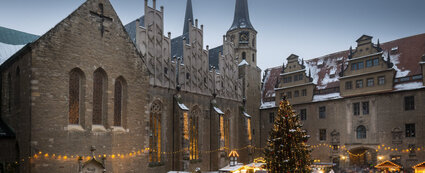Schloss Merseburg mit Weihnachtsmarkt davor