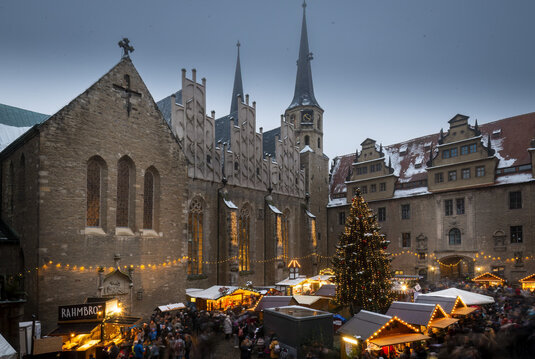 Das angezuckerte Merseburgschloss mit Weihnachtsmarkt