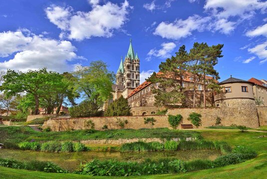 Domgarten Naumburg mit Blick auf die Westtürme des Naumburger Doms