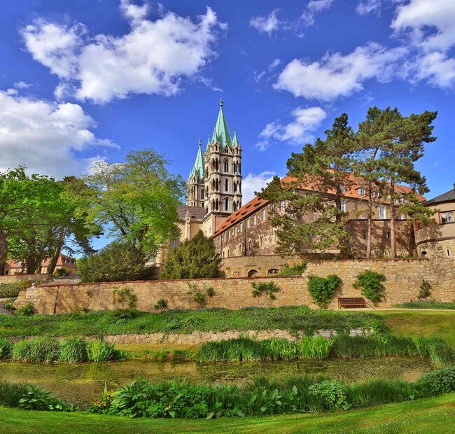 Domgarten Naumburg mit Blick auf die Westtürme des Naumburger Doms