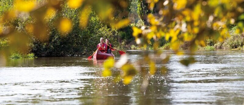 Pärchen fährt Kanu auf der Unstrut