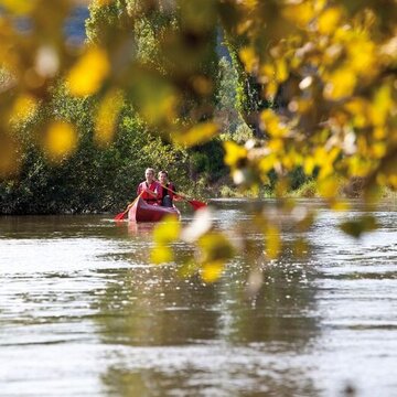 Pärchen fährt Kanu auf der Unstrut