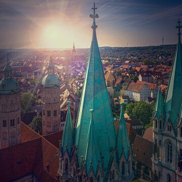 Domtürme des Naumburger Doms in der Morgensonne
