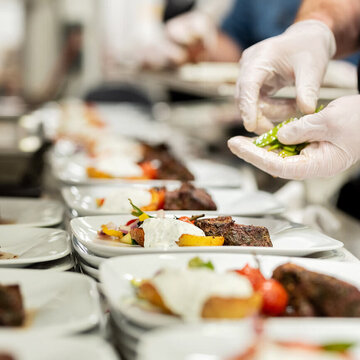 Essen wird garniert im Weinberghotel Edelacker in Saale-Unstrut