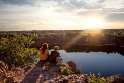 Morgendlicher Blick vom Rand eines Steinbruchs auf Landsberg bei Halle