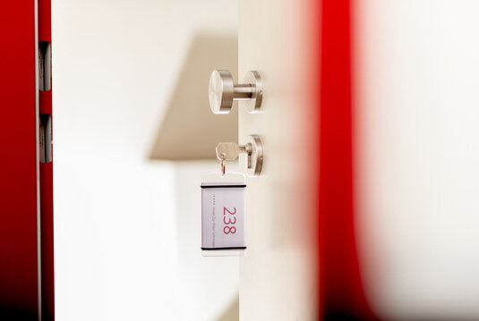 Hotelzimmertür mit Zimmerschlüssel