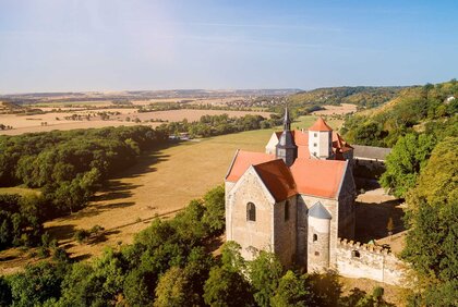 Schloss Goseck thront über dem Saaletal