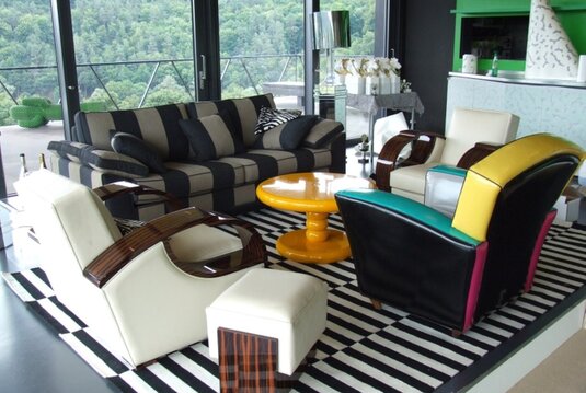 Aufbau vom Set "Bibi & Tina" in der Arche Nebra: ein Sofa und drei Sessel stehen um einen gelben Tisch