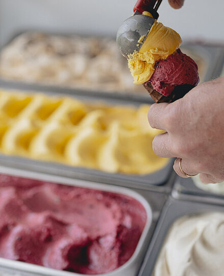 Handgemachtes Eis in der Theke bei Eisfreunde in Saale-Unstrut