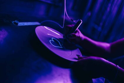 Porzellanteller wird für den Steg der Wünsche auf der Leuchtenburg beschrieben