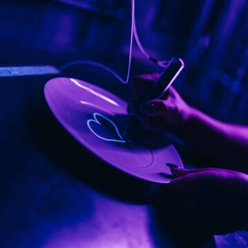 Porzellanteller wird für den Steg der Wünsche auf der Leuchtenburg beschrieben