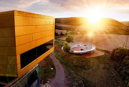 Gebäude Arche Nebra mit dem ufoförmigen Outer Space in der Abendsonne