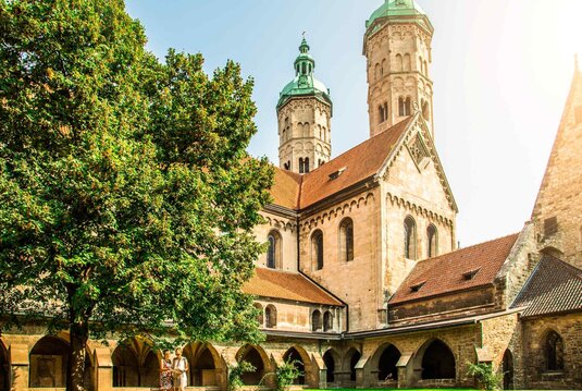 Kreuzgang und romanische Türme des Naumburger Doms