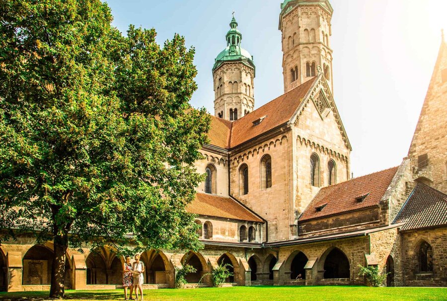 Kreuzgang und romanische Türme des Naumburger Doms
