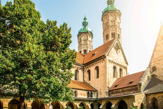 Kreuzgang und romanische Türme des Naumburger Doms