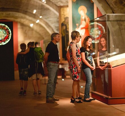 Blick ins Domschatzgewölbe mit Altären und Chorbuchvitrine