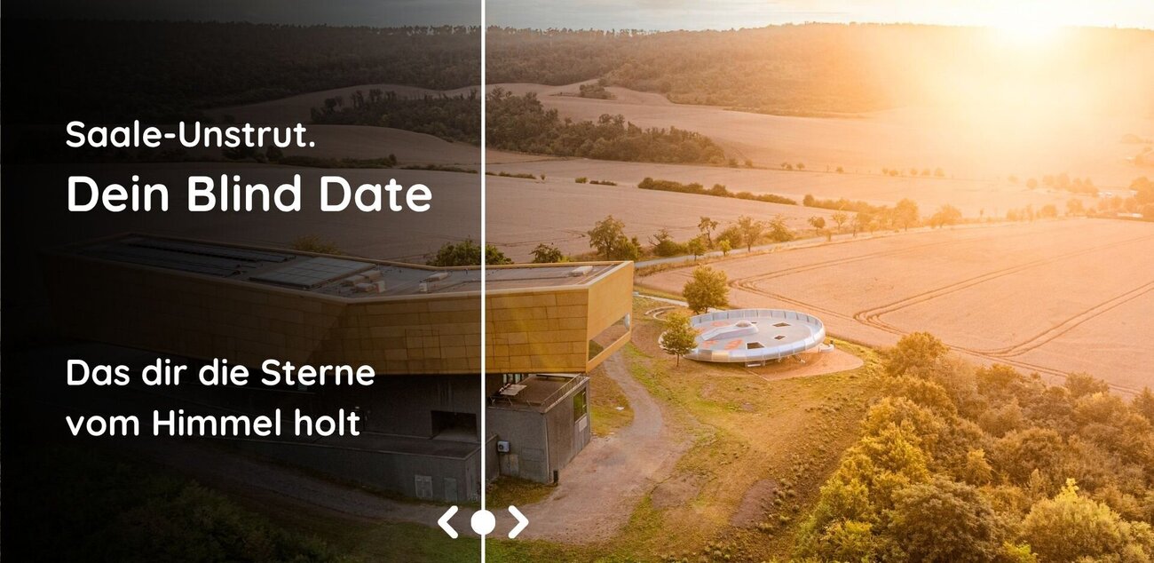 Gebäude der Arche Nebra aus der Luft aufgenommen, rechts stimmungsvolles Abend-Sonnenlicht Die linke Seite des Bildes ist stark verdunkelt und mit dem Schriftzug "Saale-Unstrut. Dein blind Date versehen