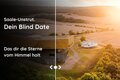 Gebäude der Arche Nebra aus der Luft aufgenommen, rechts stimmungsvolles Abend-Sonnenlicht Die linke Seite des Bildes ist stark verdunkelt und mit dem Schriftzug "Saale-Unstrut. Dein blind Date versehen