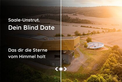 Gebäude der Arche Nebra aus der Luft aufgenommen, rechts stimmungsvolles Abend-Sonnenlicht Die linke Seite des Bildes ist stark verdunkelt und mit dem Schriftzug "Saale-Unstrut. Dein blind Date versehen