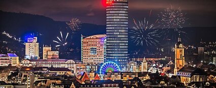 Jena bei Nacht mit Riesenrad und Feuerwerk
