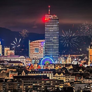 Jena bei Nacht mit Riesenrad und Feuerwerk