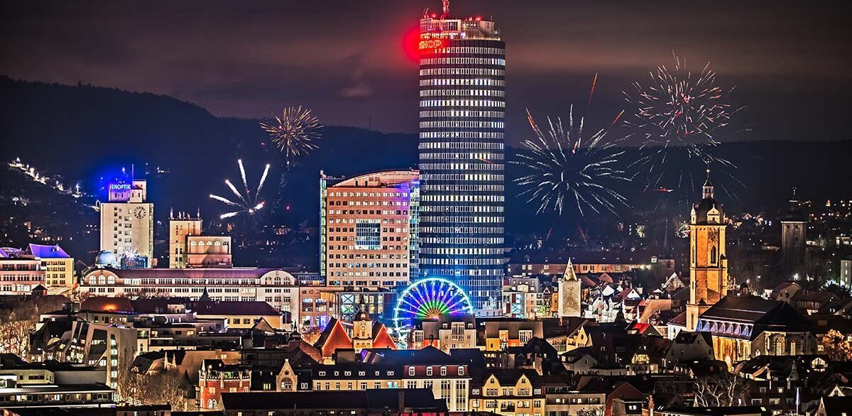 Jena bei Nacht mit Riesenrad und Feuerwerk