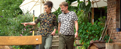 Ein Gründerpaar bespricht sich im Außenbereich ihres Cafés