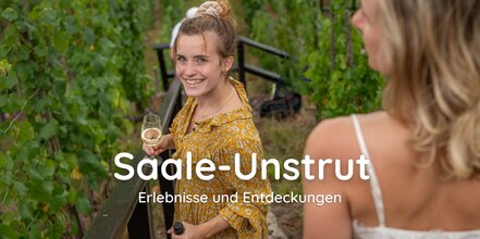 zwei Frauen machen eine Weinbergwanderung