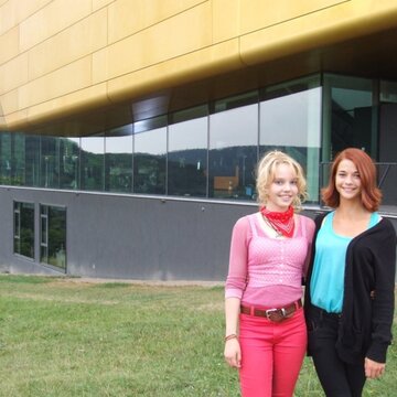 Die Darstellerinnen von Bibi und Tina stehen in ihren Kostümen vor dem Museum der Arche Nebra