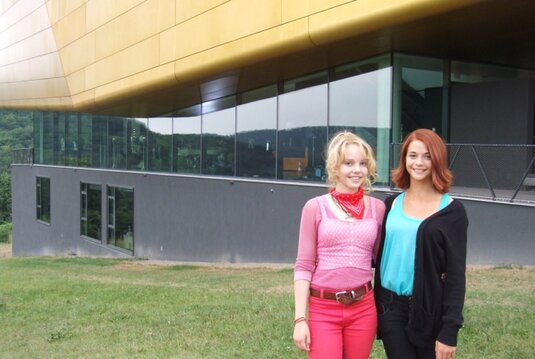 Die Darstellerinnen von Bibi und Tina stehen in ihren Kostümen vor dem Museum der Arche Nebra