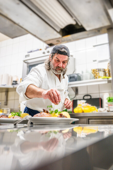 Koch beim Anrichten von Speisen