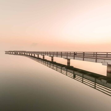 Seebrücke Braunsbedra ist in winterlichen Nebel gehüllt