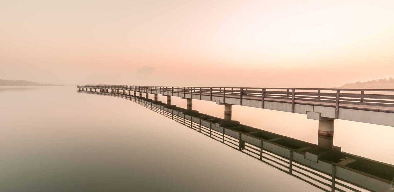 Seebrücke Braunsbedra ist in winterlichen Nebel gehüllt