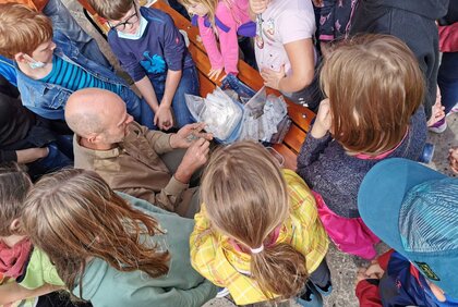 Kinder beim Kinderprojekt "Abenteuer Grabung" im Kloster Memleben