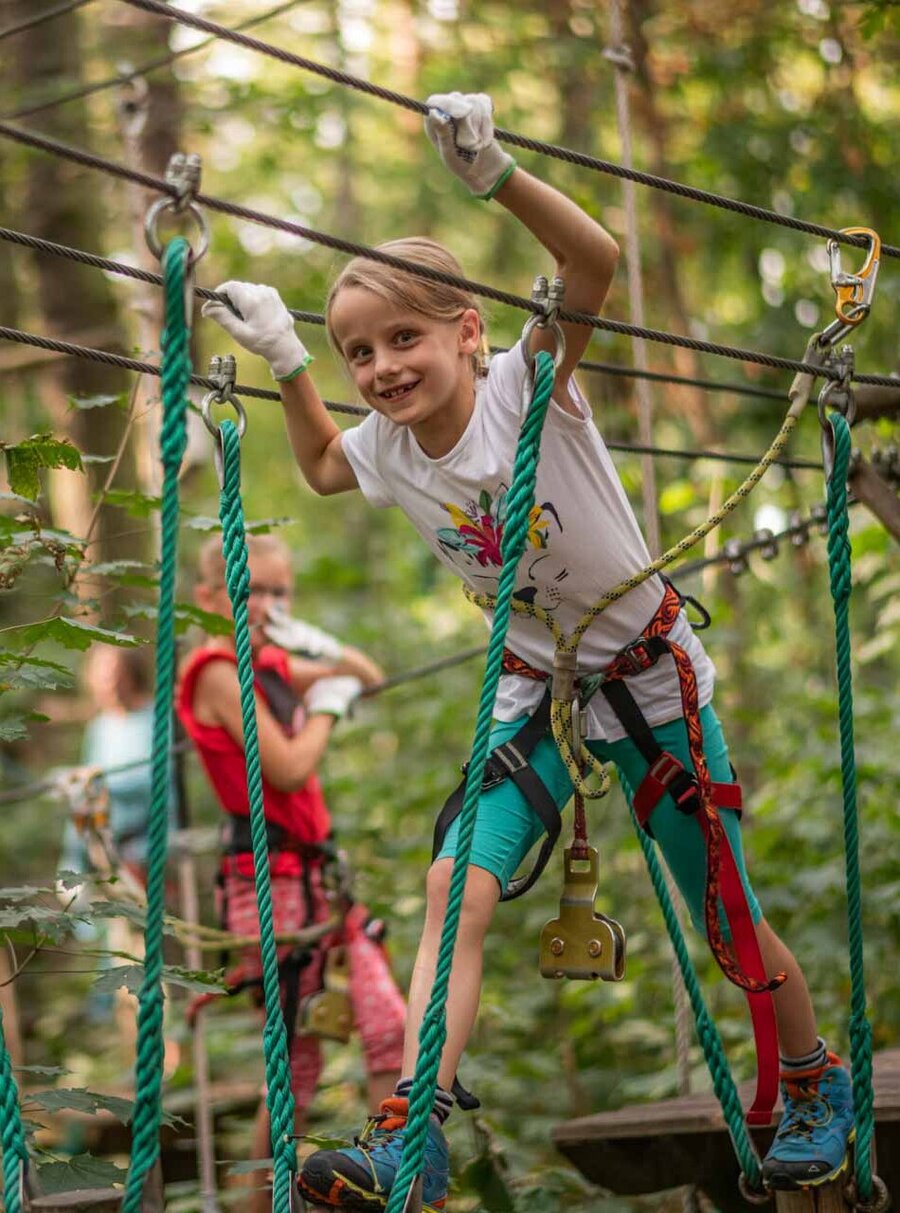 Kinder auf den Hindernissen im Kletterwald Lützen