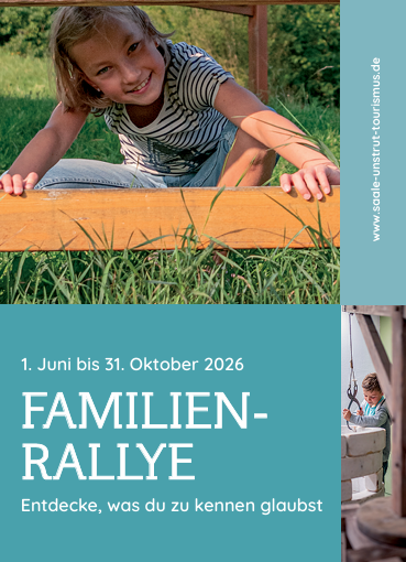 Faltblatt Familien-Rallye 2026 mit verschiedenen Bildern: 1. ein Kind sitzt auf einer Wiese und schaut unter etwas durch, 2. ein Junge steht an einem Brunnen in einem Museum und hält ein Seil, 3. eine Familie steht an einer Mauer und schaut in Richtung einer Burg - die Kinder stehen dabei auf der Mauer und werden von den Eltern festgehalten, welche vor der Mauer stehen