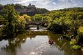 Schlauchboottour auf der Saale bei Bad Kösen, auf dem Weg liegt eine Brücke, darüber liegt die Rudelsburg auf dem steilen Felsen.