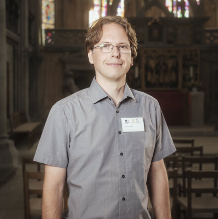 Henry sanf lächelnd im Ganzkörperporträt