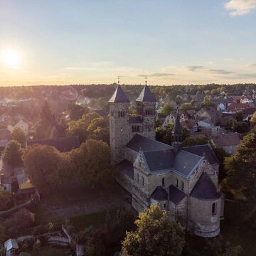 Blick über die Dächer mit Kirchentürmern von Bad Klosterlausnitz im sonnenuntergang