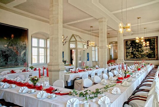 für eine Hochzeit geschmückter Festsaal auf Schloss Neuenburg