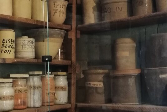 Materialienregal zur Keramikherstellung im Bauhaus-Werkstatt-Museum Dornburg