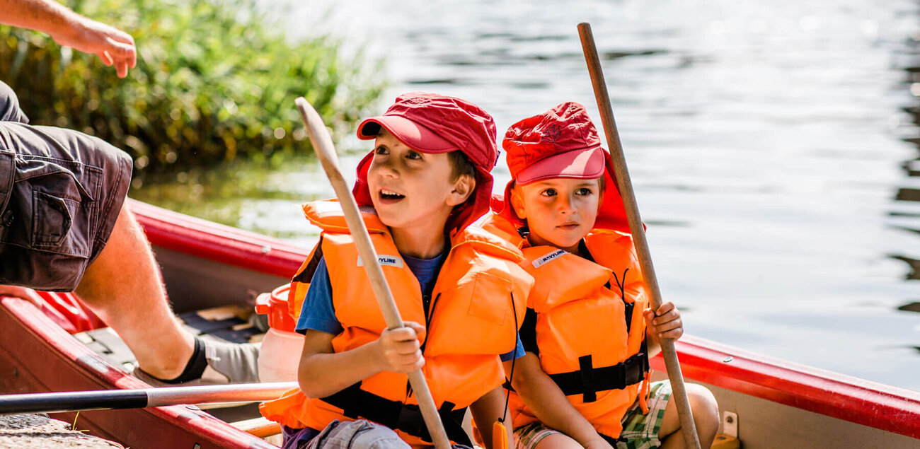 Kimder in einem Kanu bei Bad Kösen in Saale-Unstrut