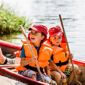 Kimder in einem Kanu bei Bad Kösen in Saale-Unstrut